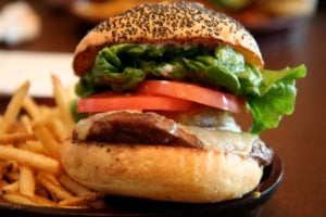 Paraíso dos vegetarianos, Índia vê aumento do consumo de carne e fast food