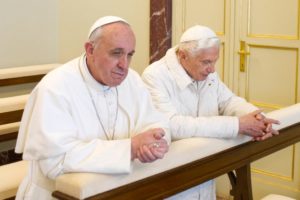 Papas Francisco e Bento XVI oram juntos em encontro histórico 