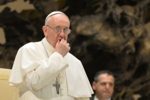 Papa Francisco não fará mudanças na igreja, dizem internautas