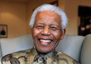 Nelson Mandela encontra-se bem e sua saúde melhora