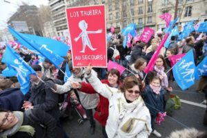 Milhares de pessoas tomam as ruas de Paris em protesto contra o casamento gay