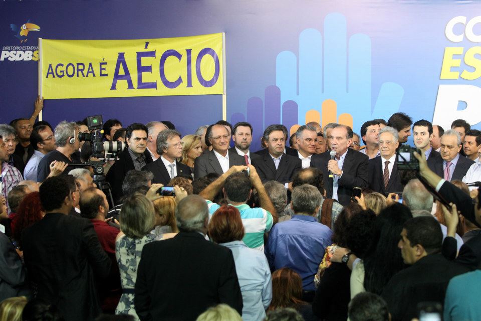 Com Serra nos EUA, Aécio é recebido como candidato em São Paulo