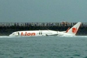 Avião com 108 pessoas a bordo cai ao mar de Bali sem vítimas