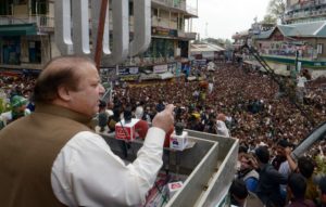 Filha do favorito na eleição paquistanesa vai às ruas