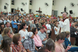 Mais padre Beto, menos padre Marcelo