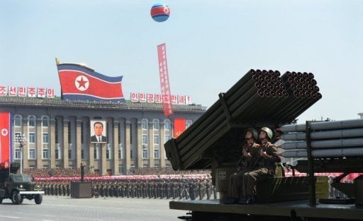 Sistema de lançamento de mísseis exibido durante desfile militar em Pyongyang. Foto: AFP 