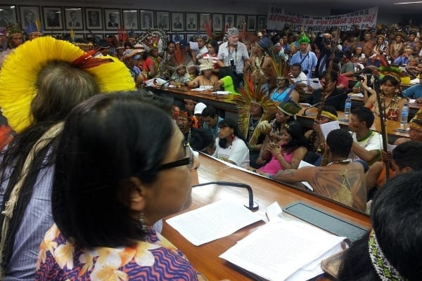 A deputada Janete Capiberibe durante cerimônia com os índios. Foto: Sizan Esberci/Divulgação 