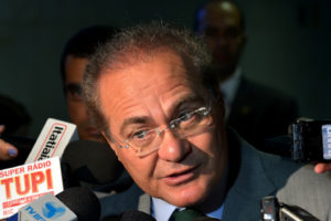 Com viagens de Dilma e Temer, Renan Calheiros assume a Presidência