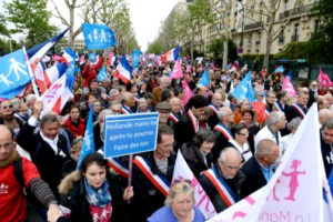 Milhares de pessoas protestam contra o casamento gay em Paris