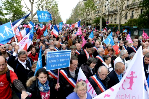 Milhares de pessoas protestam contra o casamento gay em Paris