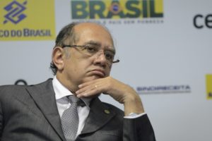 Esposas a tiracolo