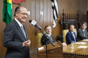 Falta guilhotina no Brasil, afirma Alckmin