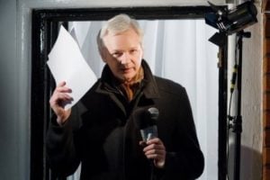 Sueca que acusa Julian Assange de estupro conta sua versão