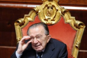 Morre Giulio Andreotti, o 'belzebu' da política italiana