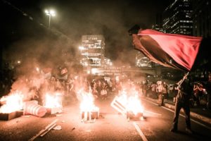 Protestar no Facebook não adianta. Tem que fechar avenida