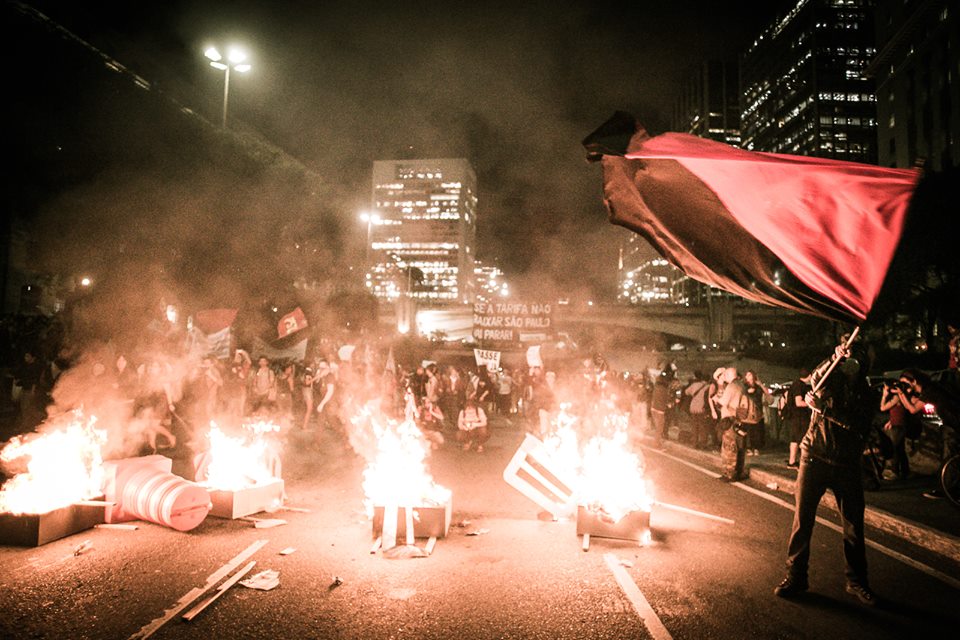 Protestar no Facebook não adianta. Tem que fechar avenida