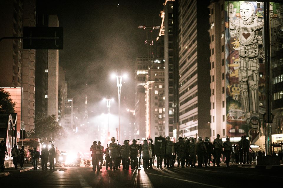 “Pôr fogo em lixo e fechar rua não machuca ninguém”