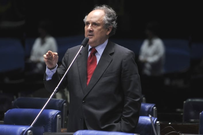 Senador Cristovam Buarque defende o fim dos partidos políticos