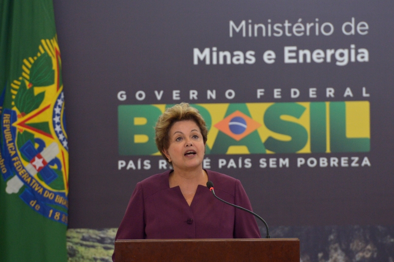 Popularidade de Dilma cai oito pontos, mostra pesquisa