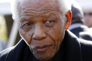 Mandela é internado em estado grave, com infecção pulmonar