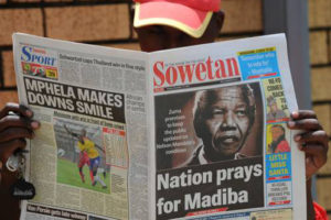 Mandela internado: governo silencia e população reza