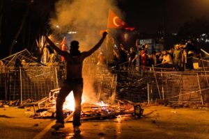 Manifestantes turcos seguem ocupando a praça Taksim de Istambul