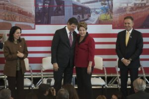 Dilma anuncia R$ 8 bilhões para SP e reforça discurso em investimento no transporte público