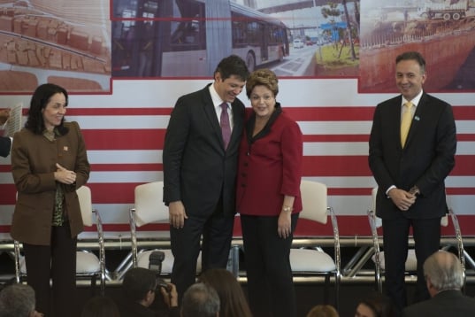 Dilma anuncia R$ 8 bilhões para SP e reforça discurso em investimento no transporte público