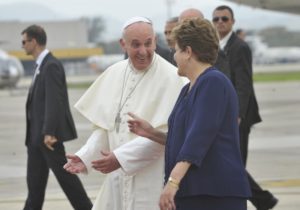 “Cristo bota fé nos jovens,” diz papa ao lado de Dilma