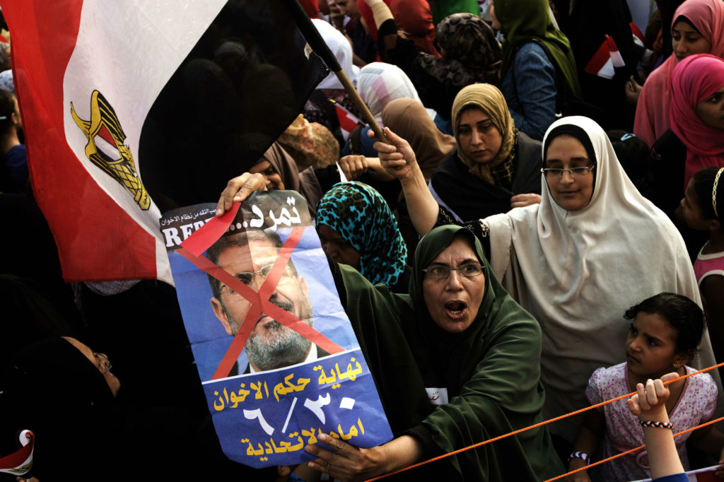 Militares pressionam Morsi a deixar o poder no Egito