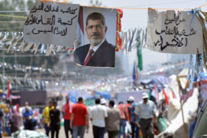 Justiça egípcia decreta prisão preventiva para Mursi