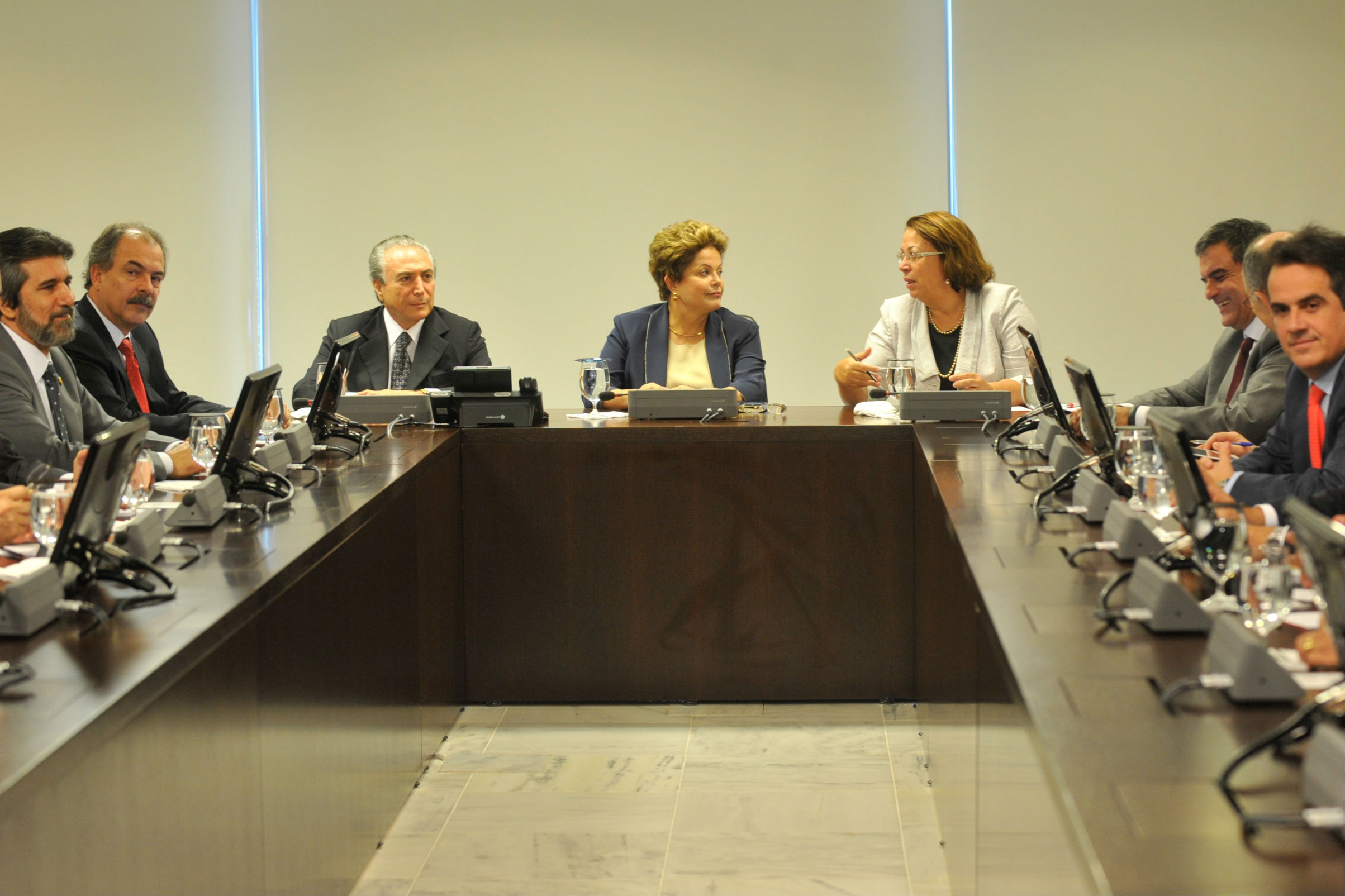A presidenta Dilma Rousseff discute com partidos a proposta de plebiscito para a reforma política 
