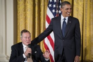 Obama presta homenagem a Bush pai