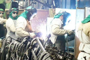 Produção industrial cai 2% entre abril e maio 