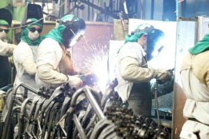 Produção industrial cai 2% entre abril e maio 