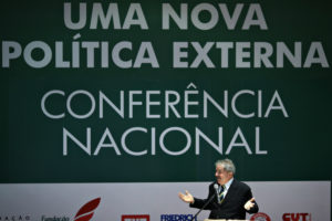 Reforma política deve ser feita em 2014, diz Lula