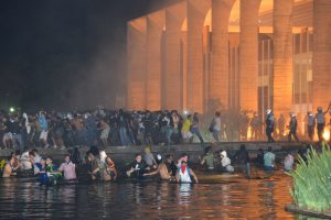 Tipificar manifestantes é preciso, democracia não é preciso?