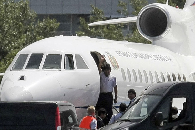 Após alterar rota, avião de Evo Morales deixa Viena 