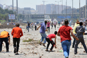 Confrontos matam mais de 100 em protesto no Egito