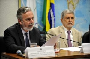 Amorim admite vulnerabilidade do sistema de comunicações no País