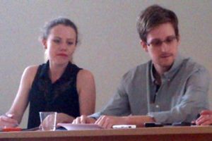 Snowden pede asilo à Rússia para viajar à América Latina 