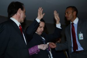 Câmara mantém mandato de deputado preso e condenado