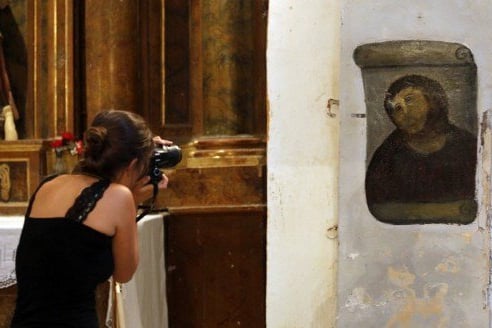 Idosa que desfigurou imagem de Jesus receberá lucros da “obra”
