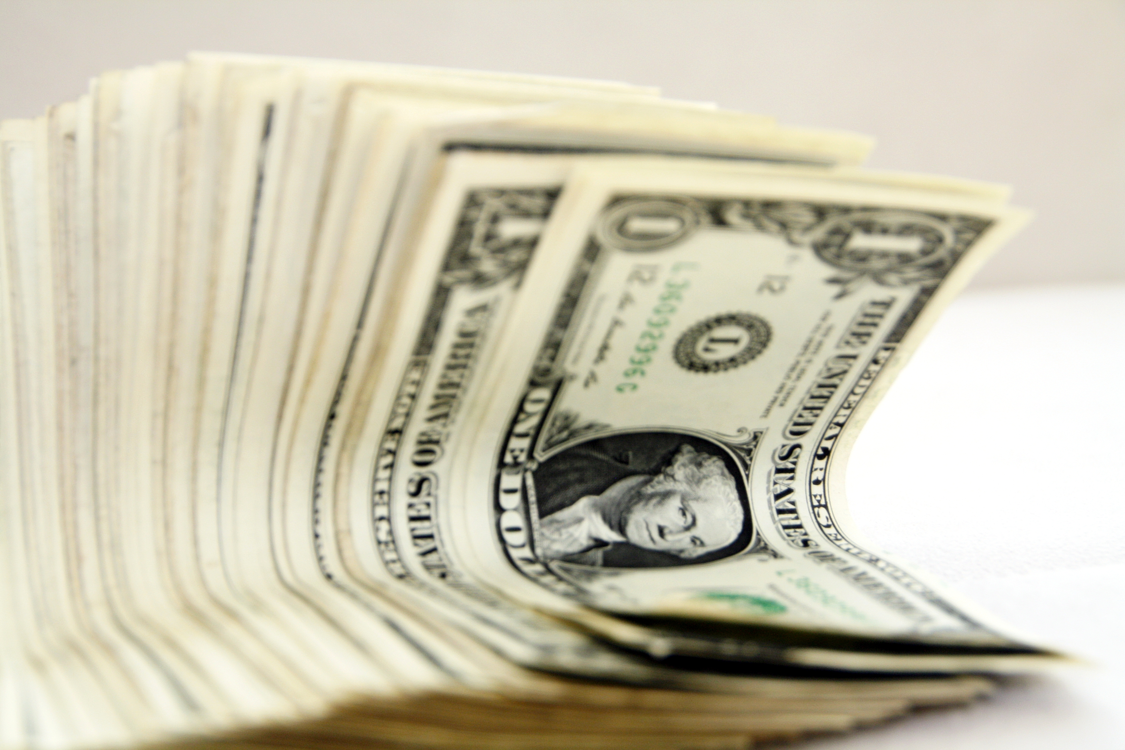 Governo federal aposta na queda do dólar