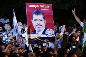 Justiça egípcia prolonga detenção de presidente deposto