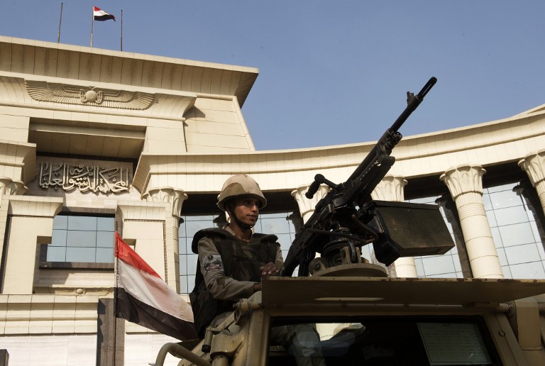 Soldado monta guarda em frente ao Tribunal Constitucional do Egito, no Cairo, nesta segunda-feira 19 