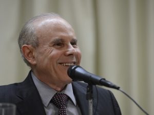 Mantega diz que crescimento do PIB mostra recuperação da indústria