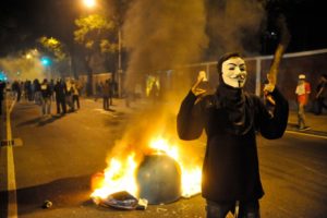 Protesto termina em confronto no Rio