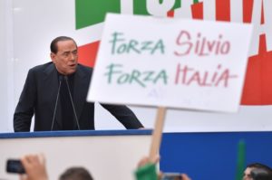 Berlusconi tenta a fazer a Itália de refém