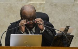 Decisão sobre novo julgamento de réus do